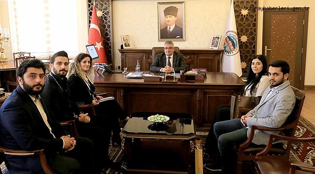 SIĞINMACILAR VE GÖÇMENLERLE DAYANIŞMA DERNEĞİ VALİ AYKUT PEKMEZ’İ ZİYARET ETTİ