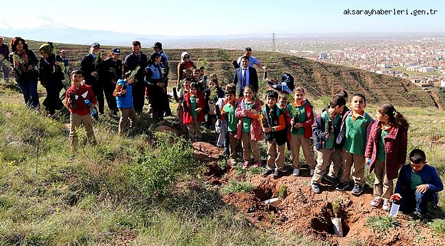 AKSARAY'DA ÖĞRENCİLER, ZABITALAR EŞLİĞİNDE FİDAN DİKTİ