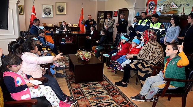 AKSARAY LİDERLER ANAOKULU ÖĞRENCİLERİ İL EMNİYET MÜDÜRÜ ALİ KARABAĞ’I ZİYARET ETTİ