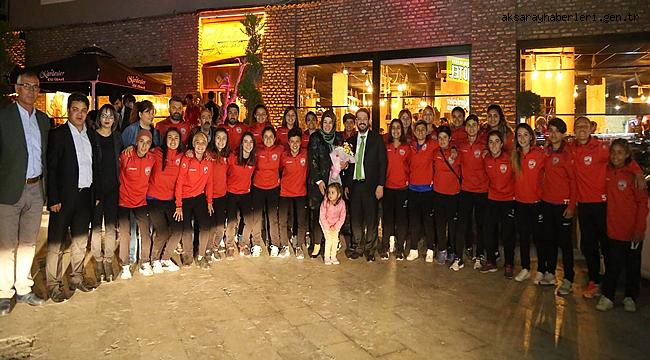 BAŞKAN YAZGI’DAN ŞAMPİYON BAYAN TAKIMA ÖVGÜLER