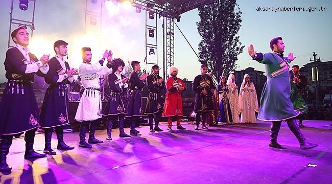 AKSARAY'DA 7'DEN 70'E BİNLERCE VATANDAŞ GENÇLİK FESTİVALİNE AKIN ETTİ