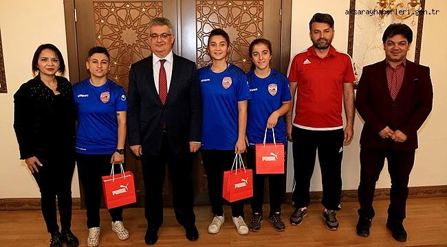 GÜZEL SANATLAR LİSESİ ÖĞRETMENLERİ VE ŞAMPİYON BAYAN FUTBOL TAKIMI VALİ PEKMEZ’İ ZİYARET ETTİ