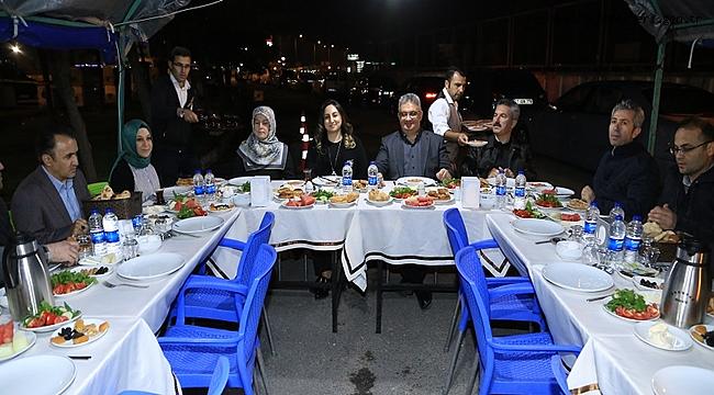 VALİ PEKMEZ POLİS KONTROL NOKTASINDA GÖREVLİ POLİSLERLE BİRLİKTE SAHUR YAPTI