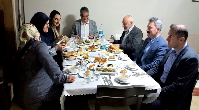 VALİ PEKMEZ ŞEHİT AİLESİ'NİN MİSAFİRİ OLARAK BİRLİKTE İFTAR YAPTILAR