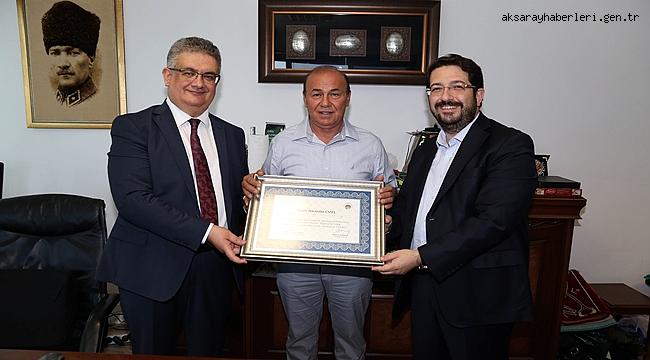 HAYIRSEVER İŞ ADAMI İBRAHİM ÖZEL’E TEŞEKKÜR PLAKETİ