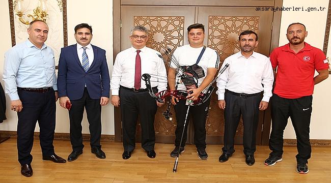 ŞAMPİYON OKÇU’DAN VALİ PEKMEZ’E ZİYARET