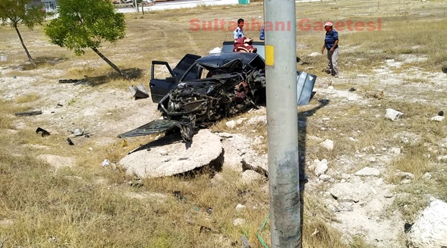 AKSARAY'DA BİR OTOMOBİL YOLDAN ÇIKARAK ELEKTRİK DİREĞİNE ÇARPTI