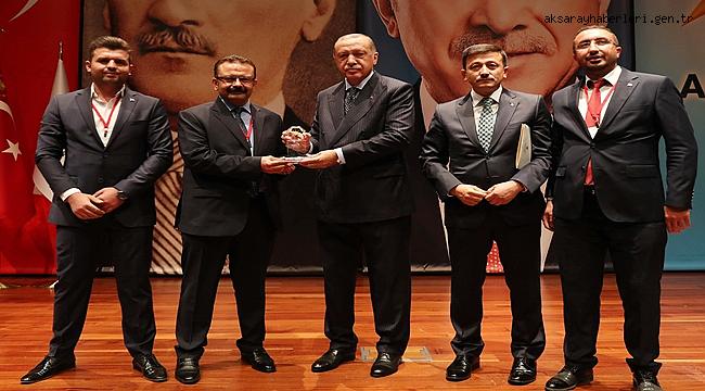ÖDÜLÜNÜ CUMHURBAŞKANI ERDOĞAN’DAN ALDI