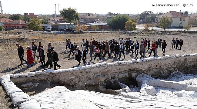ARKEOLOJİ ÖĞRENCİLERİ İLK DERSİ ACEMHÖYÜK’TE GÖRDÜ