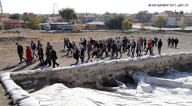 ARKEOLOJİ ÖĞRENCİLERİ İLK DERSİ ACEMHÖYÜK'TE GÖRDÜ