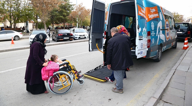 YÜRÜMEYE BAŞLAYAN AYŞEGÜL DEVECİ 'OKULUMA KOŞARAK GİDECEĞİM'