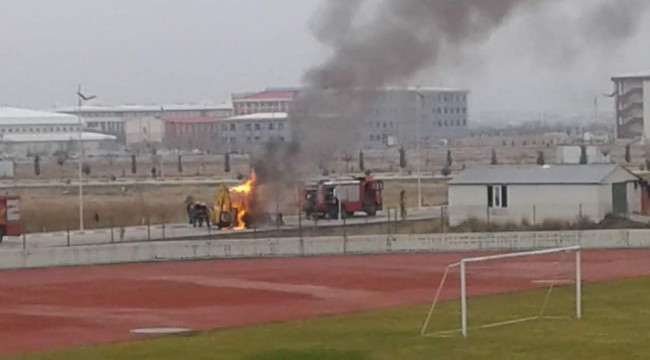 AKSARAY ÜNİVERSİTESİ KAMPÜS ALANINDA İŞ MAKİNASI ALEV ALEV YANDI