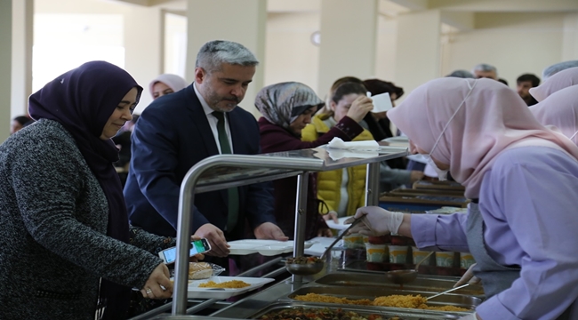 ÖĞRENCİ ANNELERİ AKSARAY ÜNİVERSİTESİ KAMPÜSÜNÜ GEZDİ