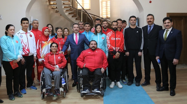 ŞAMPİYONLARDAN VALİ ALİ MANTI’YA ZİYARET