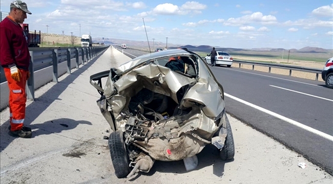 AKSARAY'DA FECİ KAZA OTOMOBİL HURDAYA DÖNDÜ