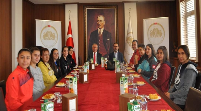 AKSARAY SPOR LİSESİ KIZ FUTBOL TAKIMINDAN ÖZEL İDAREYE ZİYARET