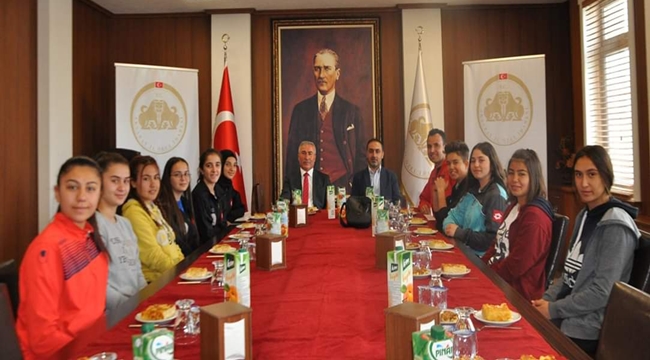 AKSARAY SPOR LİSESİ KIZ FUTBOL TAKIMINDAN ÖZEL İDAREYE ZİYARET 