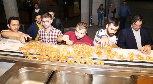 ÜNİVERSİTELİ SEVGİ ÖNDER ANISINA LOKMA DAĞITILDI 