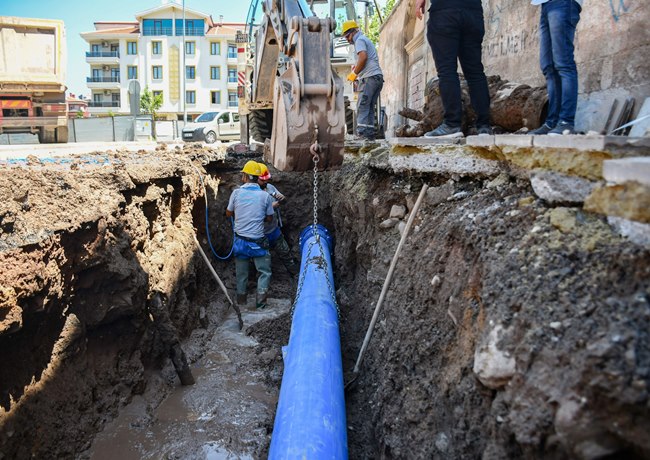 AKSARAY'DA SU KESİNTİSİNE NEDEN OLAN HATLAR YENİLENİYOR