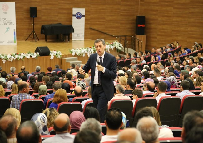 BAKAN ZİYA SELÇUK, ASÜ’DE ÖĞRETMENLERLE BULUŞTU