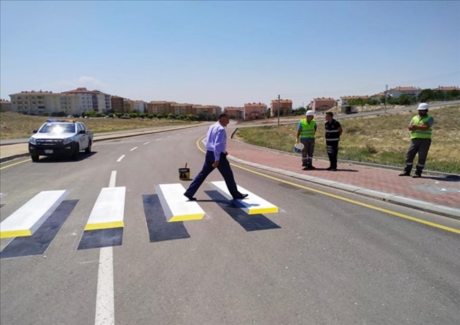 AKSARAY'DA ÜÇ BOYUTLU YAYA GEÇİDİ UYGULAMASI