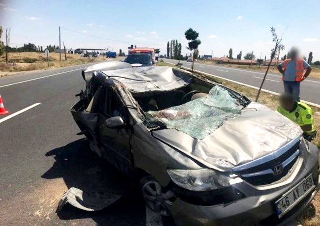 AKSARAY'DA KAZASIZ GÜN GEÇMİYOR İKİ OTOMOBİL ÇARPIŞTI 7 YARALI