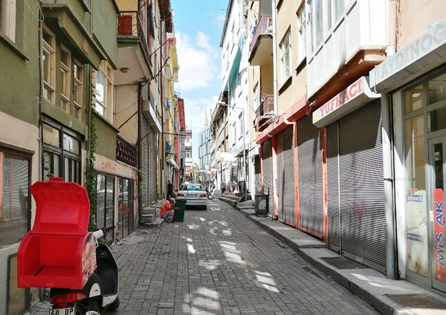 AKSARAY'DA PTT ARKASINDAKİ DAR SOKAKLI, PEJMURDE GÖRÜNÜMLÜ EVLERDEN OLUŞAN MAHALLEYE NEŞTER VURMANIN ZAMANI GELMEDİ Mİ?