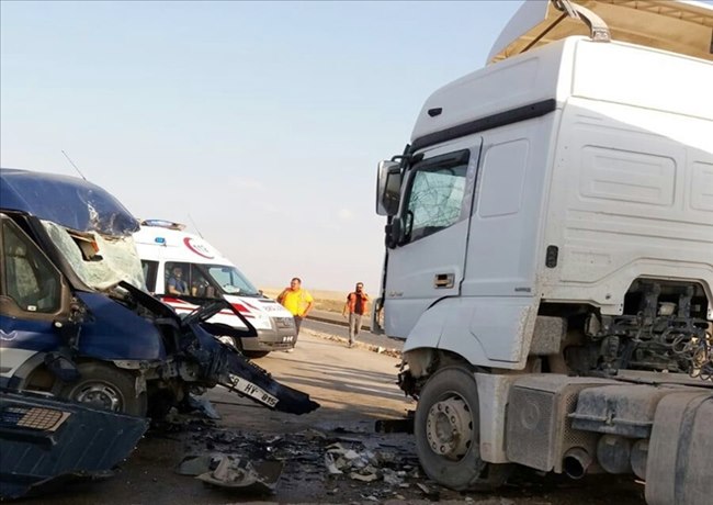 AKSARAY'DA YAPILAN OTO YOL ŞANTİYE GİRİŞİNDE TRAFİK KAZASI