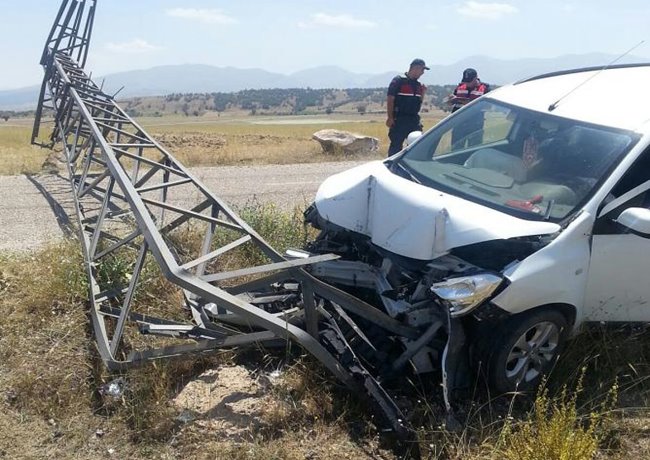 AKSARAY'DA YAŞANAN KAZADA ARAÇ 31500 VOLTLUK YÜKSEK GERİLİM HATTINA ÇARPTI