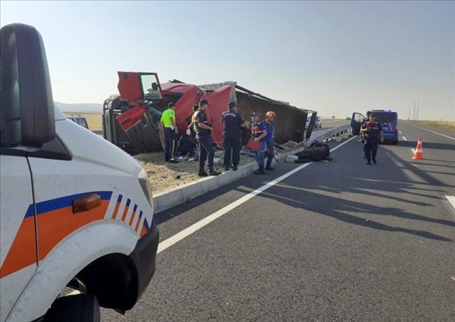 BÜYÜKBAŞ HAYVAN GÖTÜREN TIR AKSARAY'DA DEVRİLDİ