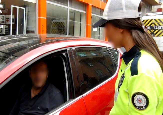 AKSARAY’DA ÖZEL ARAÇTA SİGARA İÇENLERE CEZA YAĞDI