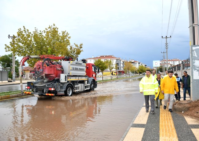 AKSARAY'DA ŞİDDETLİ YAĞIŞ SU BASKINLARINA NEDEN OLDU