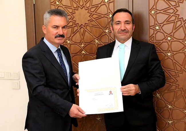 ALİ KARABAĞ’A TEŞEKKÜR VE TAKTİR BELGESİ VERİLDİ