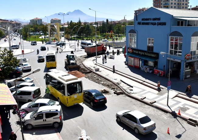 PİRİ MEHMET PAŞA KAVŞAĞINDA TRAFİĞİ RAHATLATMAK İÇİN YOL GENİŞLETME ÇALIŞMASI YAPILIYOR