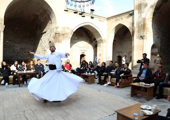 AVRUPALI ÖĞRENCİLER, ZİNCİRİYE MEDRESESİNDE TÜRK MUSİKİSİ KONSERİ VERDİ 