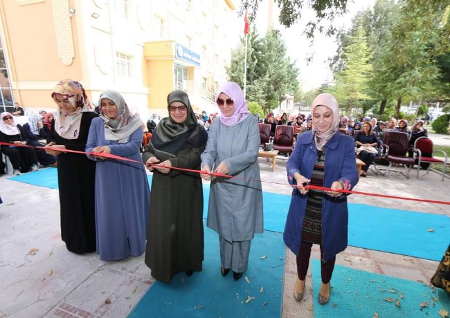 BAŞKAN DİNÇER’İN EŞİ MERVE DİNÇER’DEN YAŞLILARA ANLAMLI ZİYARET