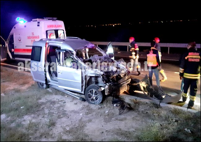 HAFİF TİCARİ ARAÇ AKSARAY YOLUNDA TOMRUK YÜKLÜ TIRA ÇARPTI 1 AĞIR YARALI