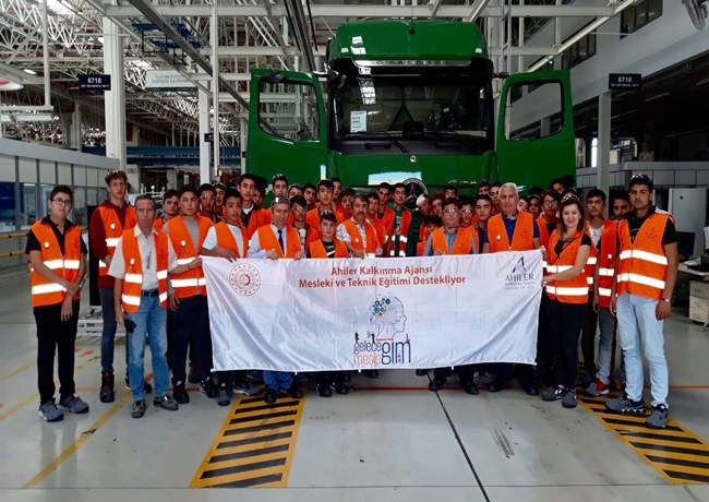 LİSE ÖĞRENCİLERİ MERCEDES-BENZ FABRİKASI’NI GEZDİ