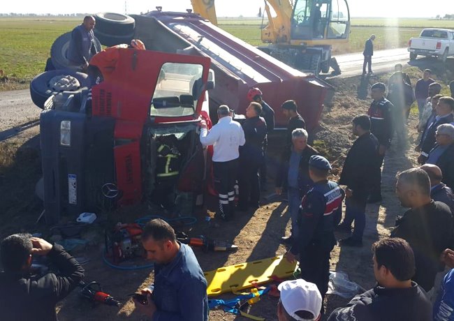 AKSARAY'DA BELEDİYE KUM KAMYONU DEVRİLDİ, ŞOFÖR KABİNDE SIKIŞTI