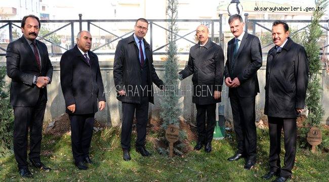 AKSARAY'DA ÖĞRETMENLER GÜNÜNÜ AĞAÇ DİKEREK KUTLADILAR