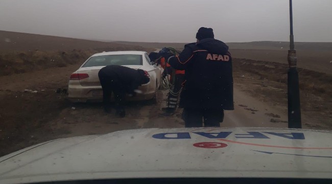 AKSARAY'DA YOLDA MAHSUR KALAN AVUKAT VE AİLESİNİ AFAD KURTARDI