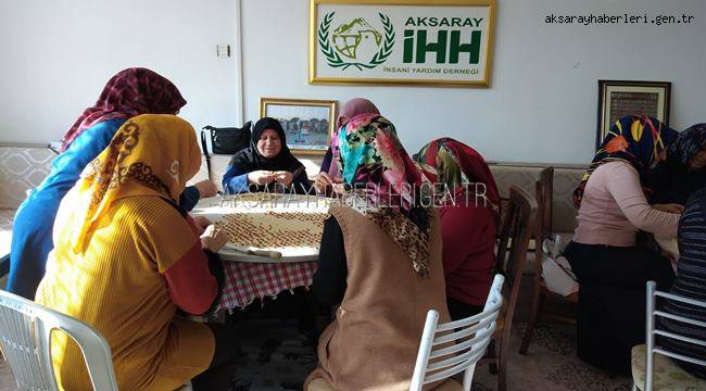 AKSARAY'DA HANIMLAR İYİLİK İÇİN BULUŞUYORLAR İDLİB İÇİN MANTI BÜKÜYORLAR 