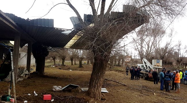 AKSARAY'DA ŞİDDETLİ FIRTINA AĞILIN ÇATISINI UÇURDU 