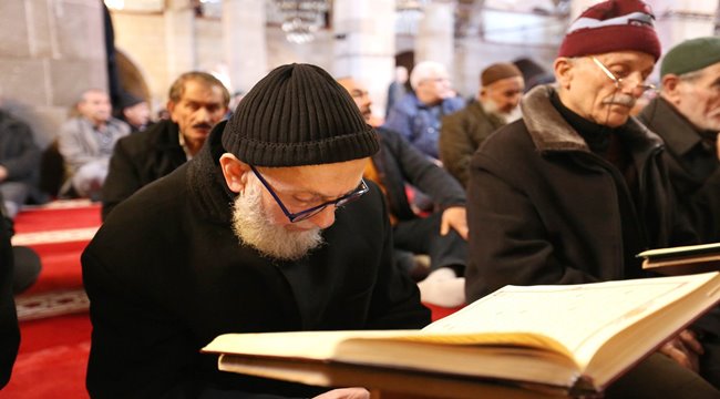 AKSARAY ULU CAMİ DE ŞEHİTLERİMİZ İÇİN MEVLİD OKUTULDU, HELVA DAĞITILDI