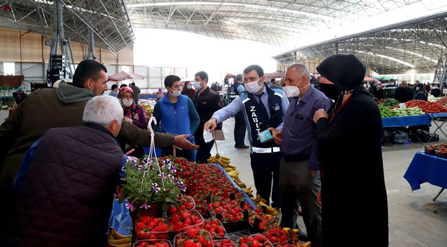 AKSARAY BELEDİYESİ PAZAR ALANLARINDA MASKE VE ELDİVEN DAĞITMAYA DEVAM EDİYOR 