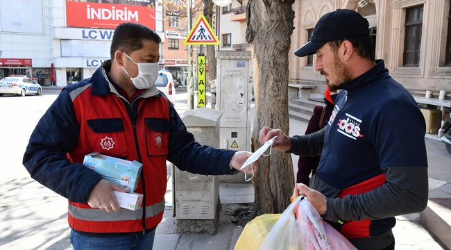 AKSARAY BELEDİYESİ VATANDAŞLARA ÜCRETSİZ MASKE DAĞITIYOR