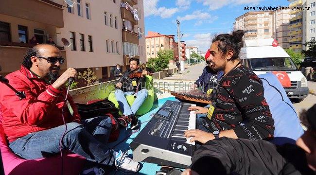 AKSARAY BELEDİYESİ MAHALLE MAHALLE HEDİYE DAĞITIP GEZİCİ ARAÇ İLE KONSER VERDİ
