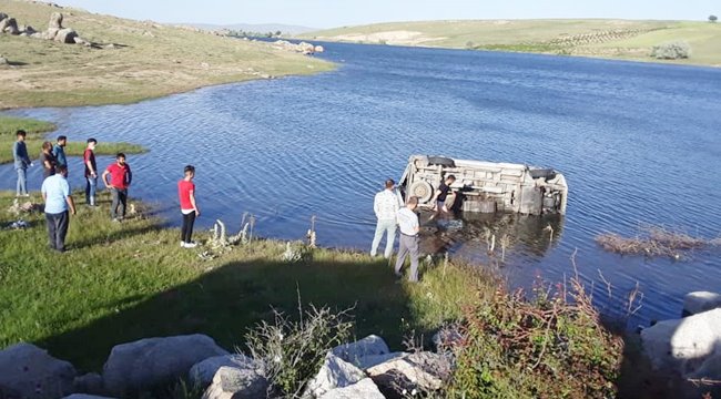 KAFAYI ÇEKİP ARACIN KOLTUĞUNA OTURDU, MİNİBÜSÜ GÖLETE UÇURDU