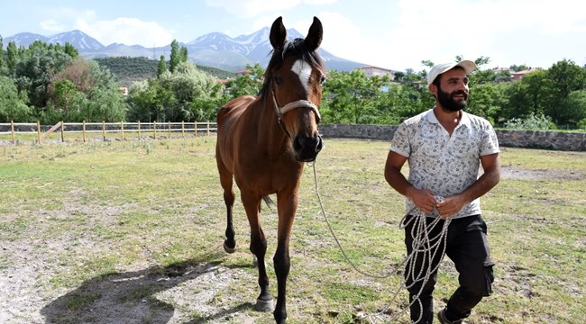 GENÇ İŞ İNSANI MELİK ABAY HELVADEREYE AT BİNİCİLİK TESİSİ İLE ET-BALIK RESTORANTI AÇIYOR