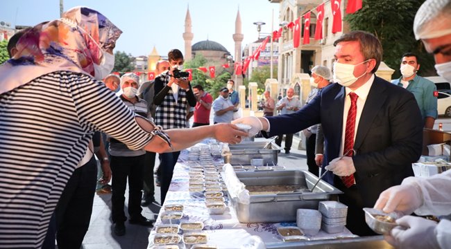 AKSARAY VALİSİ HAMZA AYDOĞDU VATANDAŞLARA AŞURE DAĞITTI